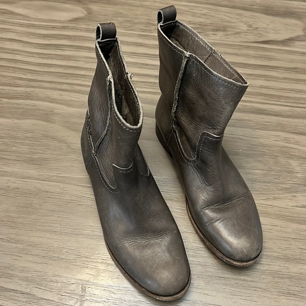 FRYE “CARA” Ankle boots in SMOKE 9.5